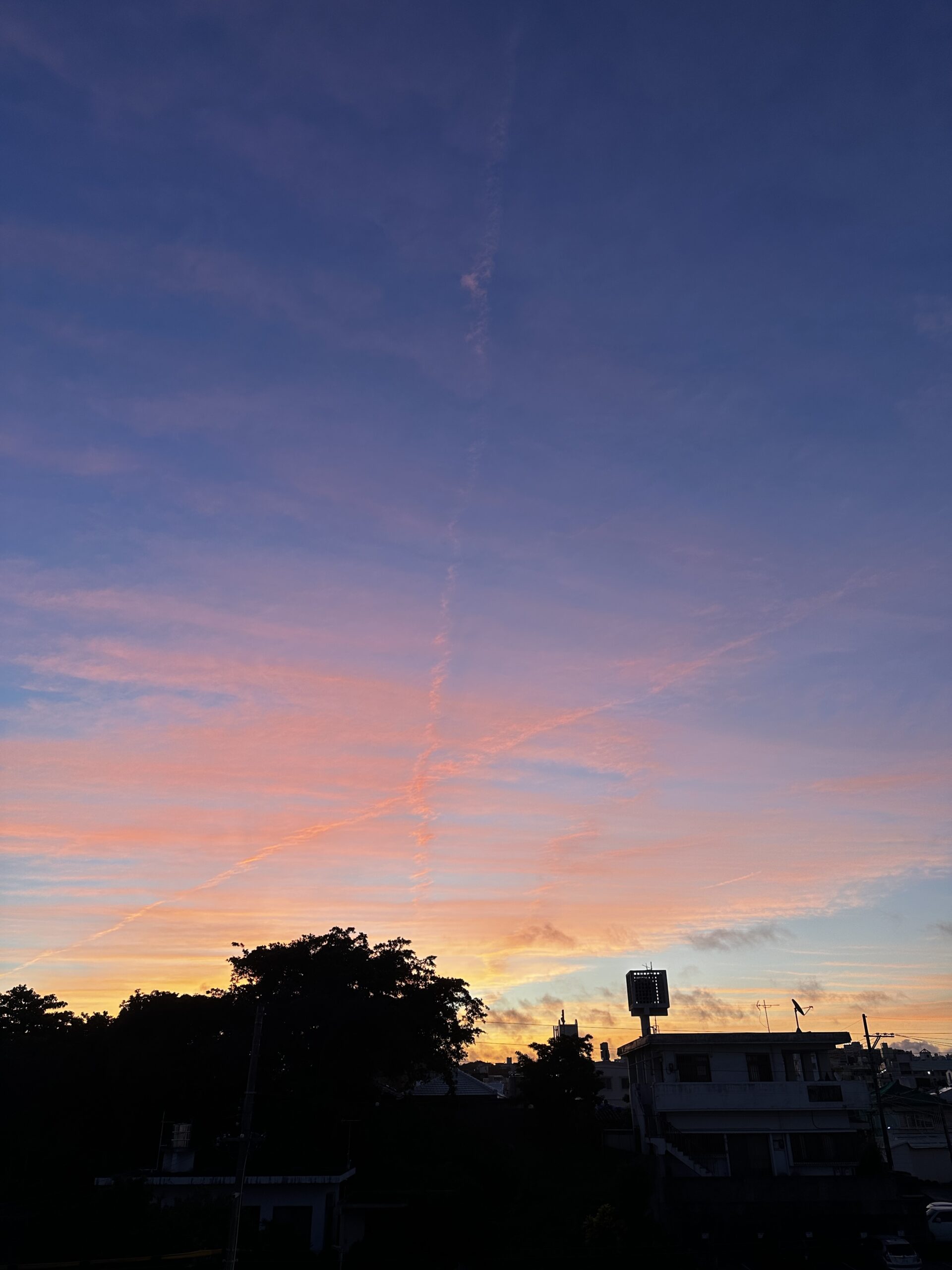 早朝に撮影した十字架のような形の雲と朝焼けの空